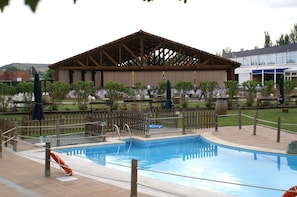 Piscine extérieure (ouverte en saison)