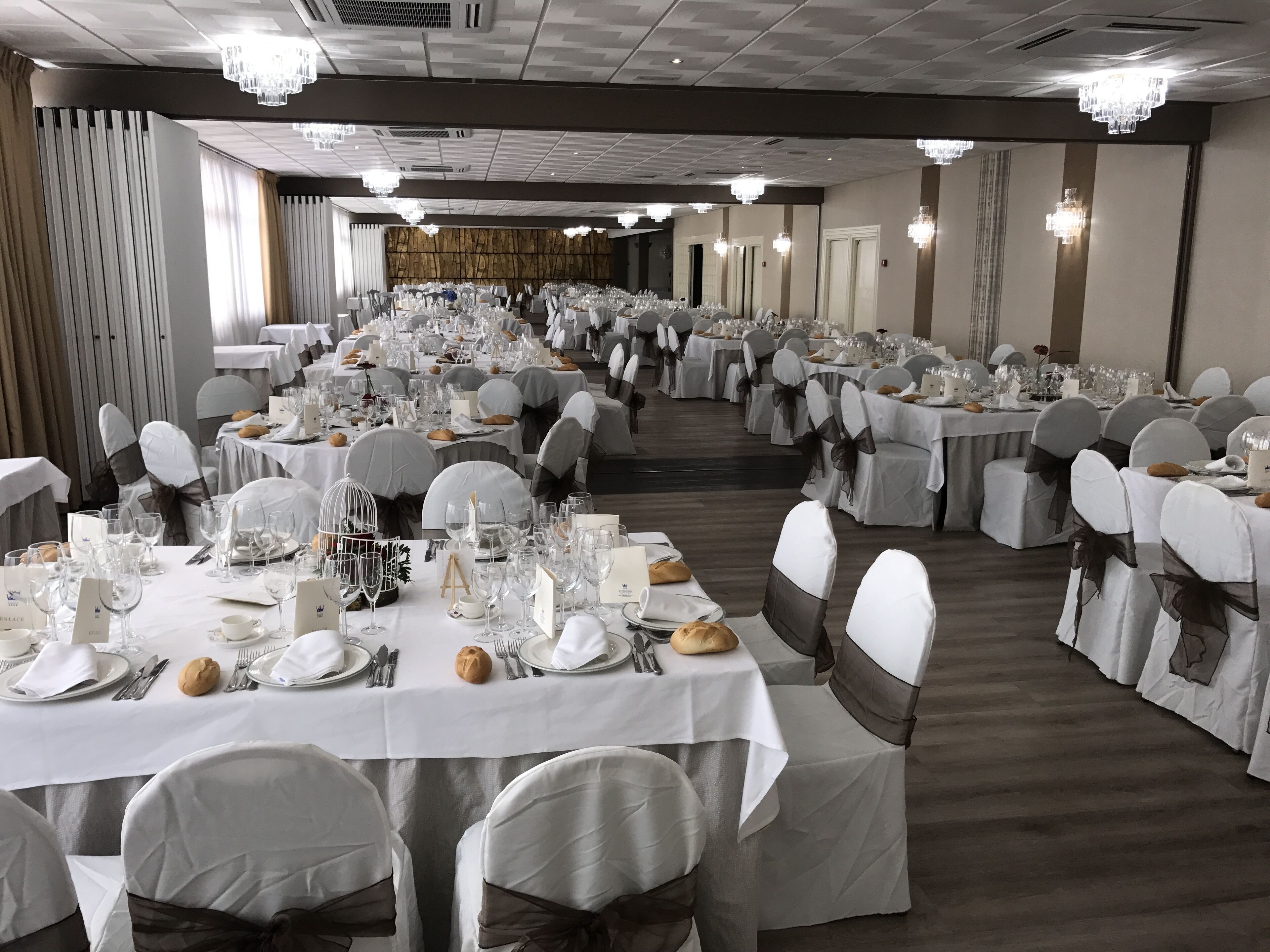 Serveert ontbijt, lunch, diner, regionale gerechten 