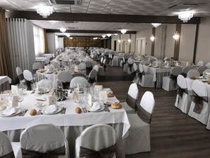 Breakfast, lunch, dinner served; Regional cuisine 