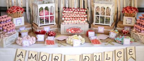 Una presentación de postres con diversos dulces y un cartel que dice "AMOR DULCE".