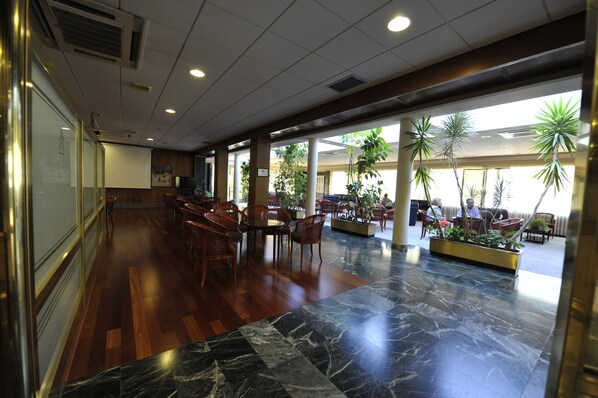 Daily buffet breakfast (EUR 9.50 per person)