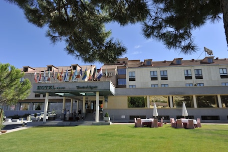 Fachada de la propiedad. Hotel Puerta de Segovia