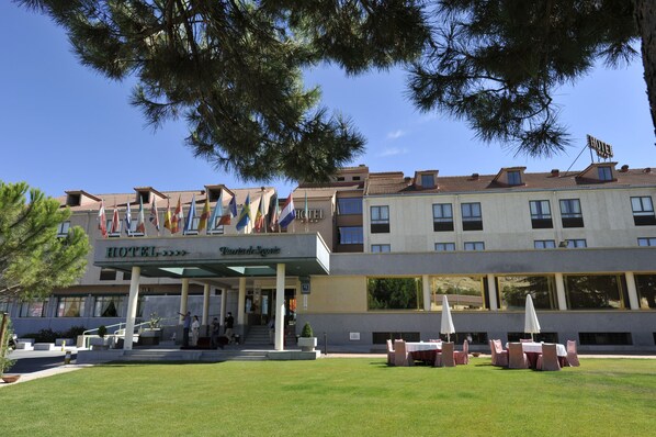 Front of property - Hotel Puerta de Segovia (La Lastrilla)