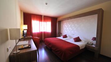 Twin kamer | Een minibar, een kluis op de kamer, een bureau, verduisterende gordijnen