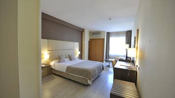 Minibar, coffres-forts dans les chambres, bureau, rideaux occultants