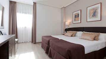 Standaard kamer, 1 twee- of 2 eenpersoonsbedden | Een minibar, een kluis op de kamer, een bureau, verduisterende gordijnen