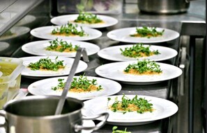 Déjeuner, dîner et souper servis sur place