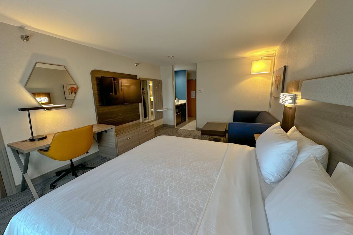 1 bedroom, in-room safe, desk, blackout curtains