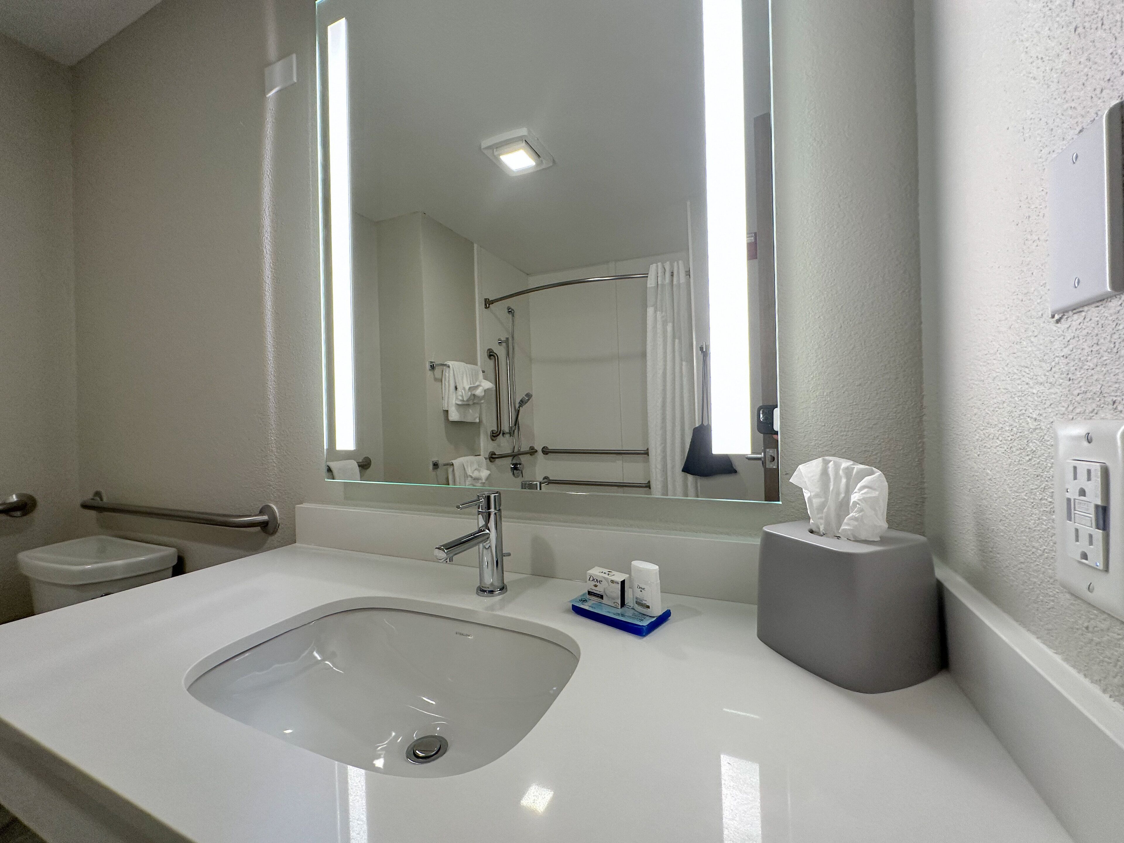 combined shower/bathtub, rainfall showerhead, free toiletries