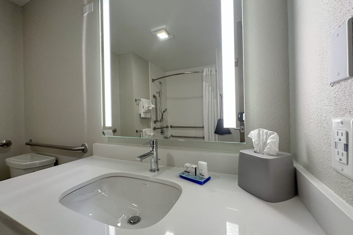 combined shower/bathtub, rainfall showerhead, free toiletries