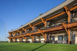 Un edificio moderno con varios niveles y balcones.