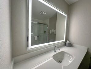 Combined shower/tub, rainfall showerhead, free toiletries, hair dryer