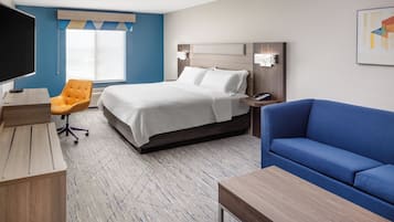 Safe på rommet, skrivebord, blendingsgardiner og strykejern/-brett