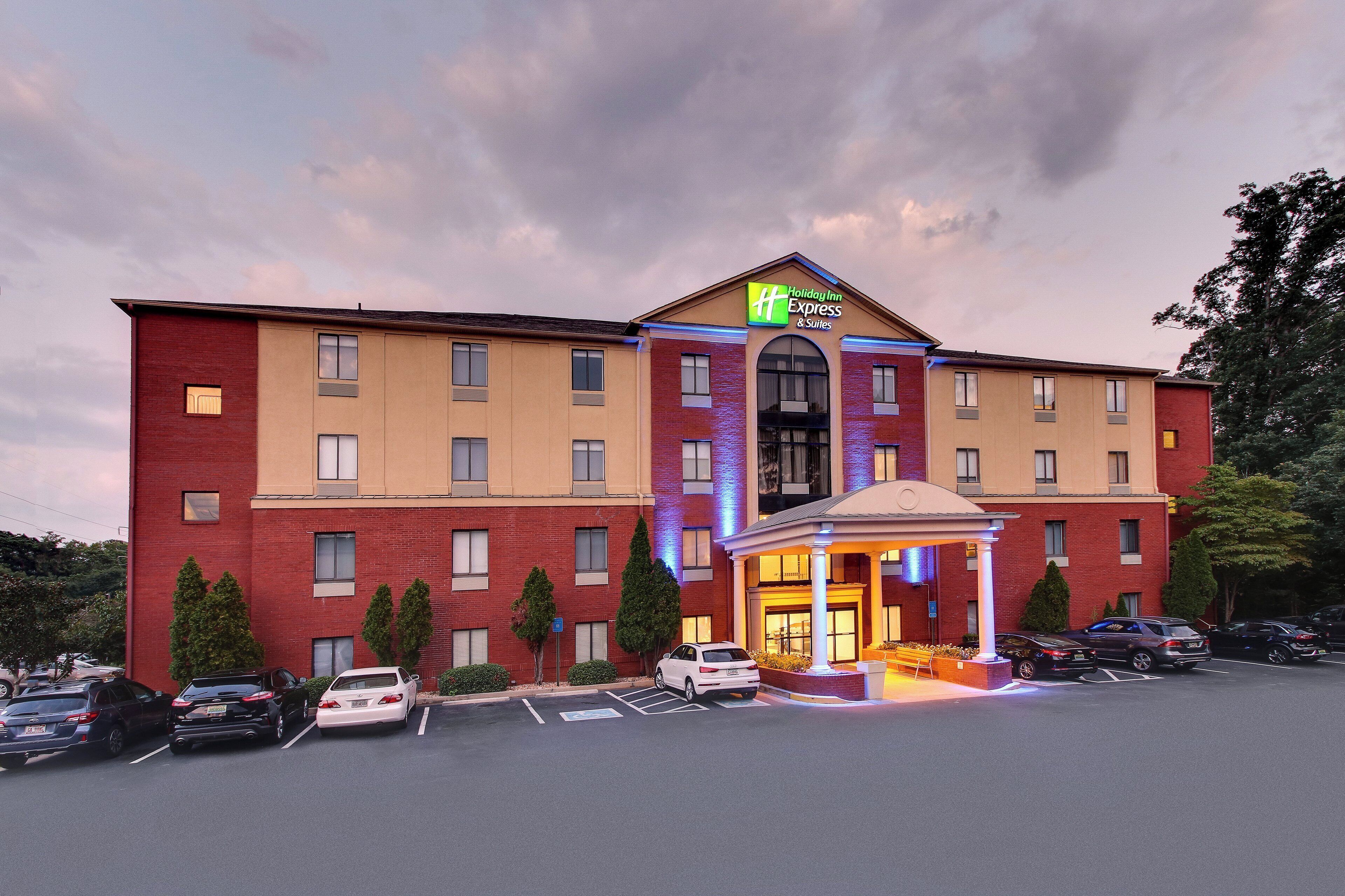 A Holiday Inn Express & Suites hotel with a parking lot and a covered entrance.