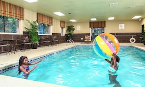Una piscina cubierta