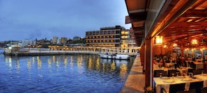 3 restaurants, breakfast, lunch, dinner served; seafood