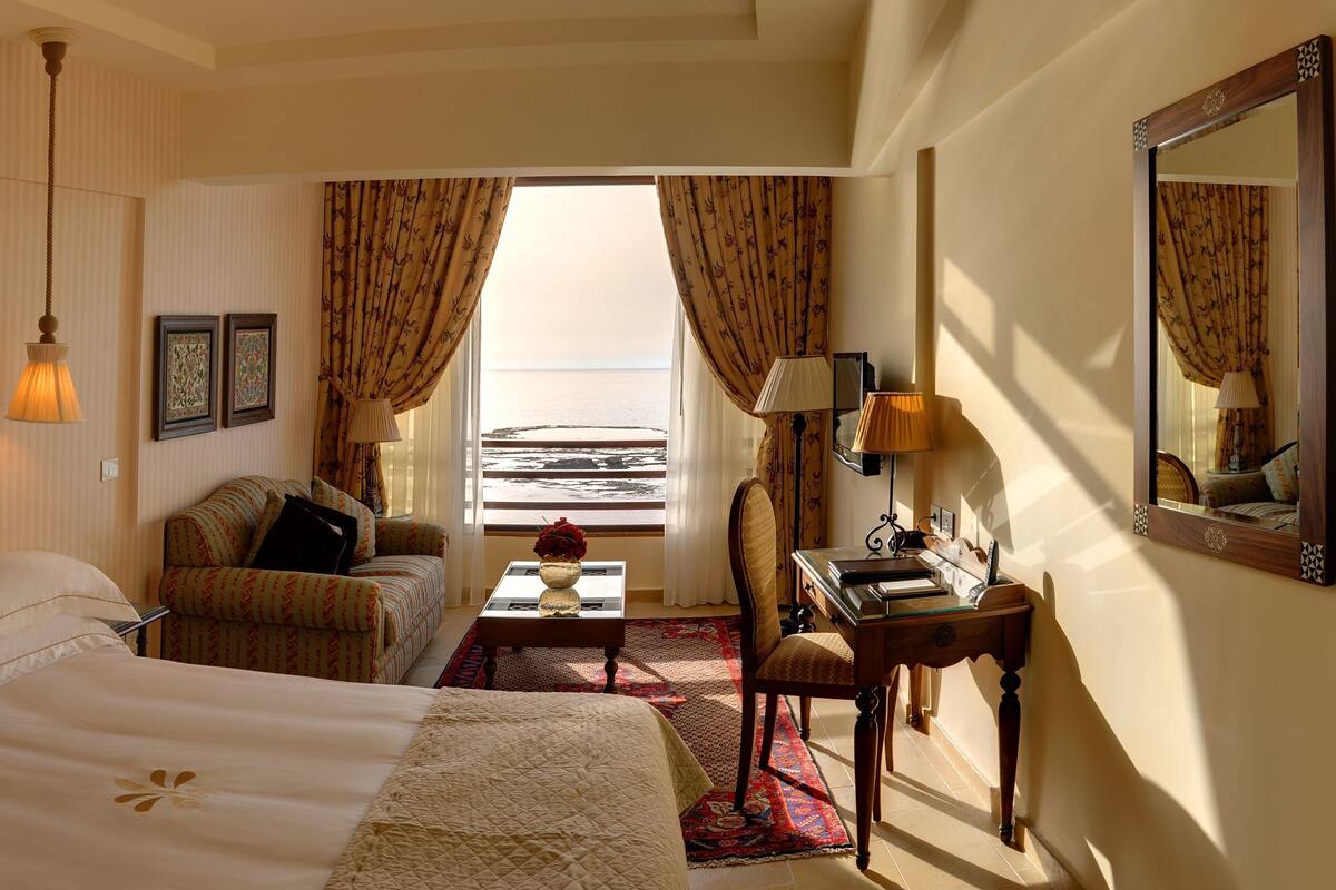 Habitación Deluxe, vista al mar | Sábanas italianas Frette, ropa de cama de alta calidad y minibar 