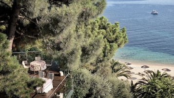 6 restoran, melayani sarapan, makan siang; sajian masakan Yunani