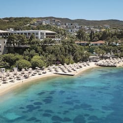 Aan een privéstrand, ligstoelen, parasols, strandlakens