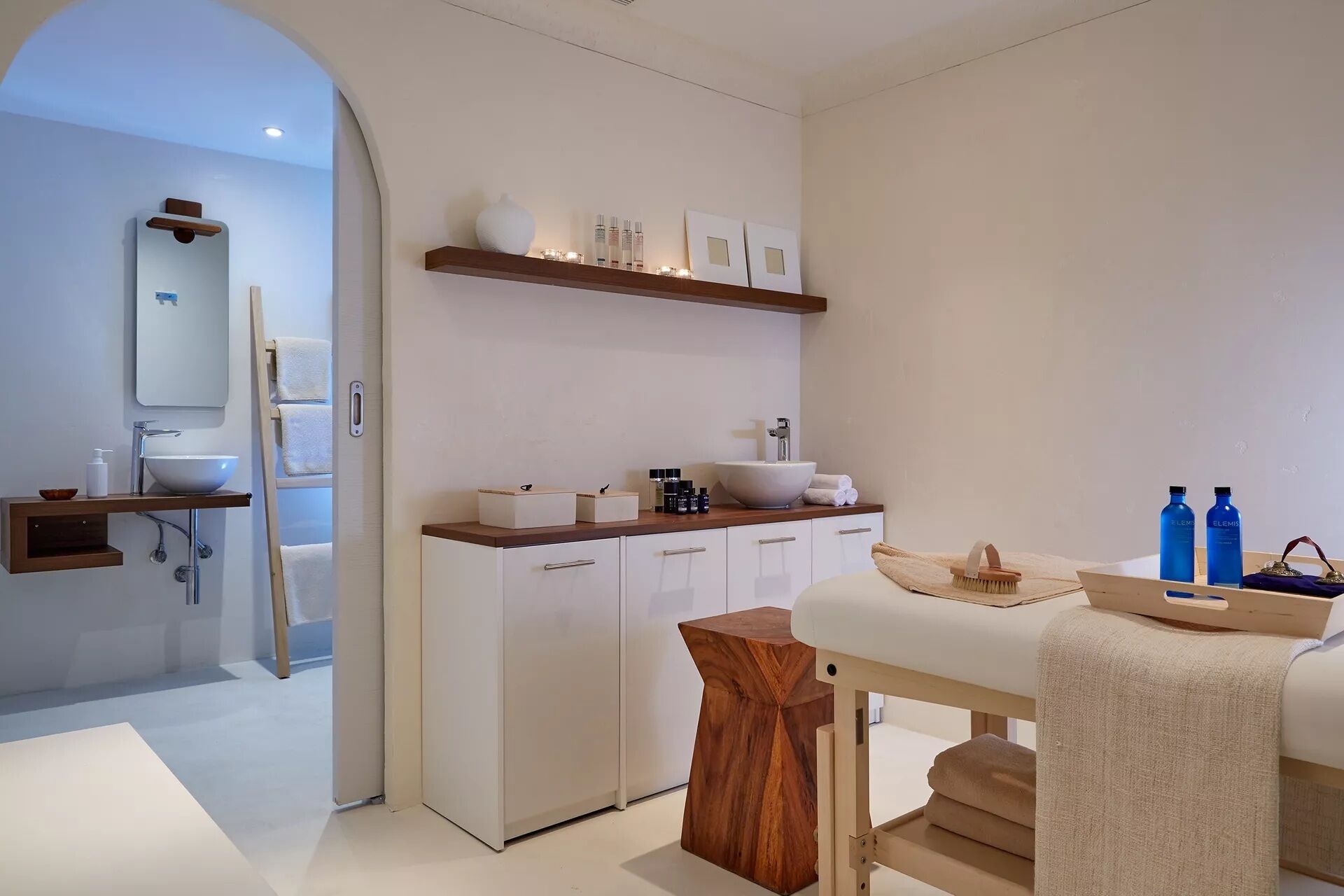 Couples treatment room(s), sauna, hot tub, steam room, body treatments
