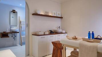 Couples treatment room(s), sauna, hot tub, steam room, body treatments