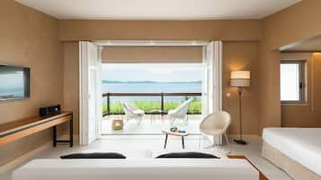 Bungalow, meren rannalla | Ylelliset vuodevaatteet, minibaari, tallelokero huoneessa