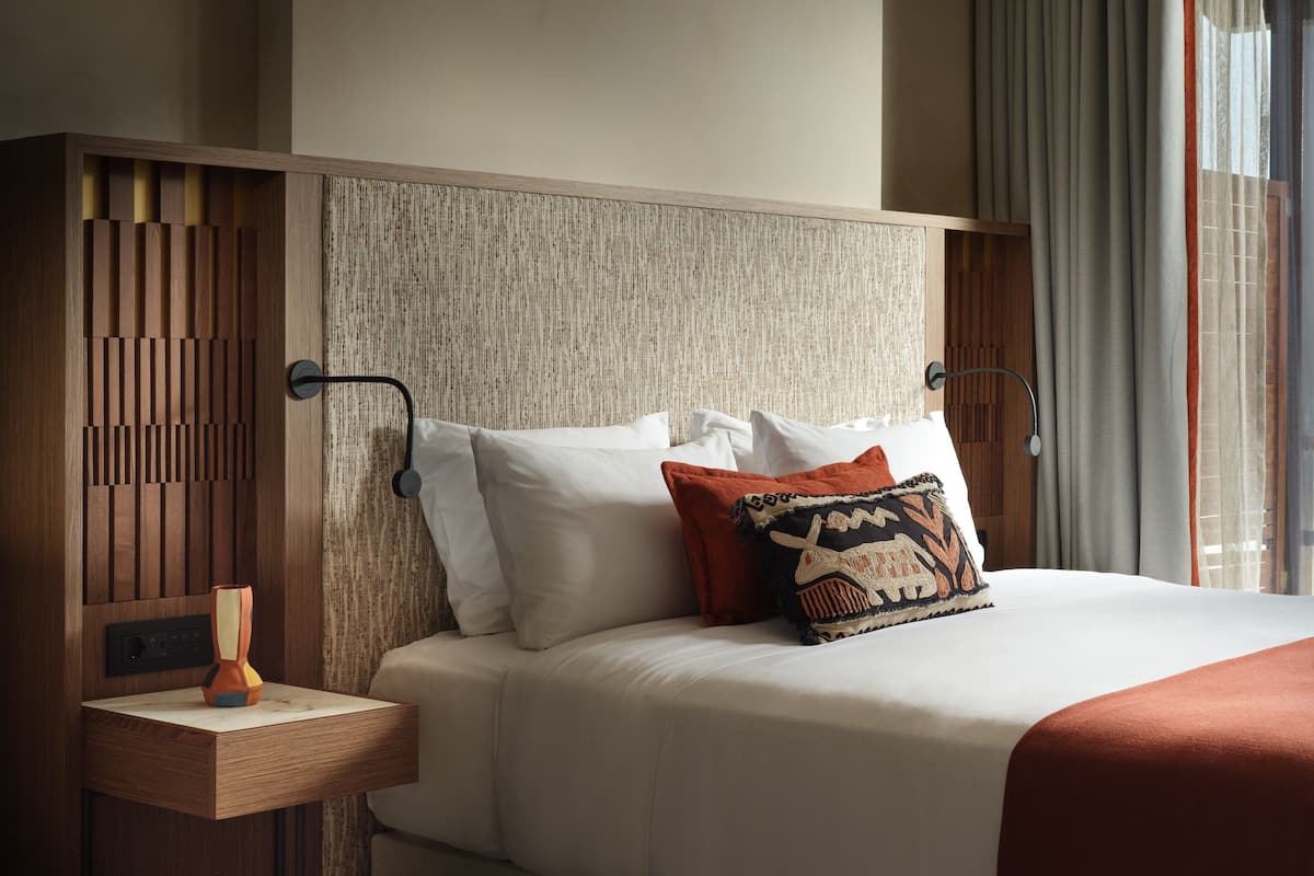 Deluxe Double Room, Sea View | 1 bedroom, premium bedding, minibar, in-room safe