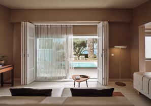 Quarto com vista para piscina e área de estar externa.