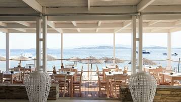 6 restaurants; breakfast, lunch and dinner served