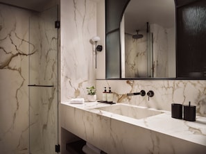 Amenidades de baño gratuitas, secadora de cabello, batas, pantuflas 
