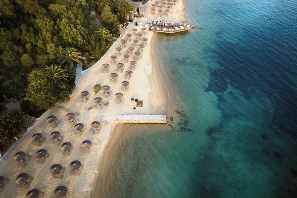 Private beach, free beach shuttle, sun loungers, beach umbrellas
