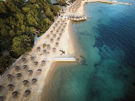 Praia particular, espreguiçadeiras, guarda-sóis, toalhas de praia