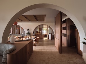 6 restaurants; breakfast, lunch and dinner served