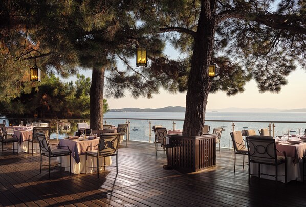 6 restaurants, breakfast, lunch, dinner served; Greek cuisine 