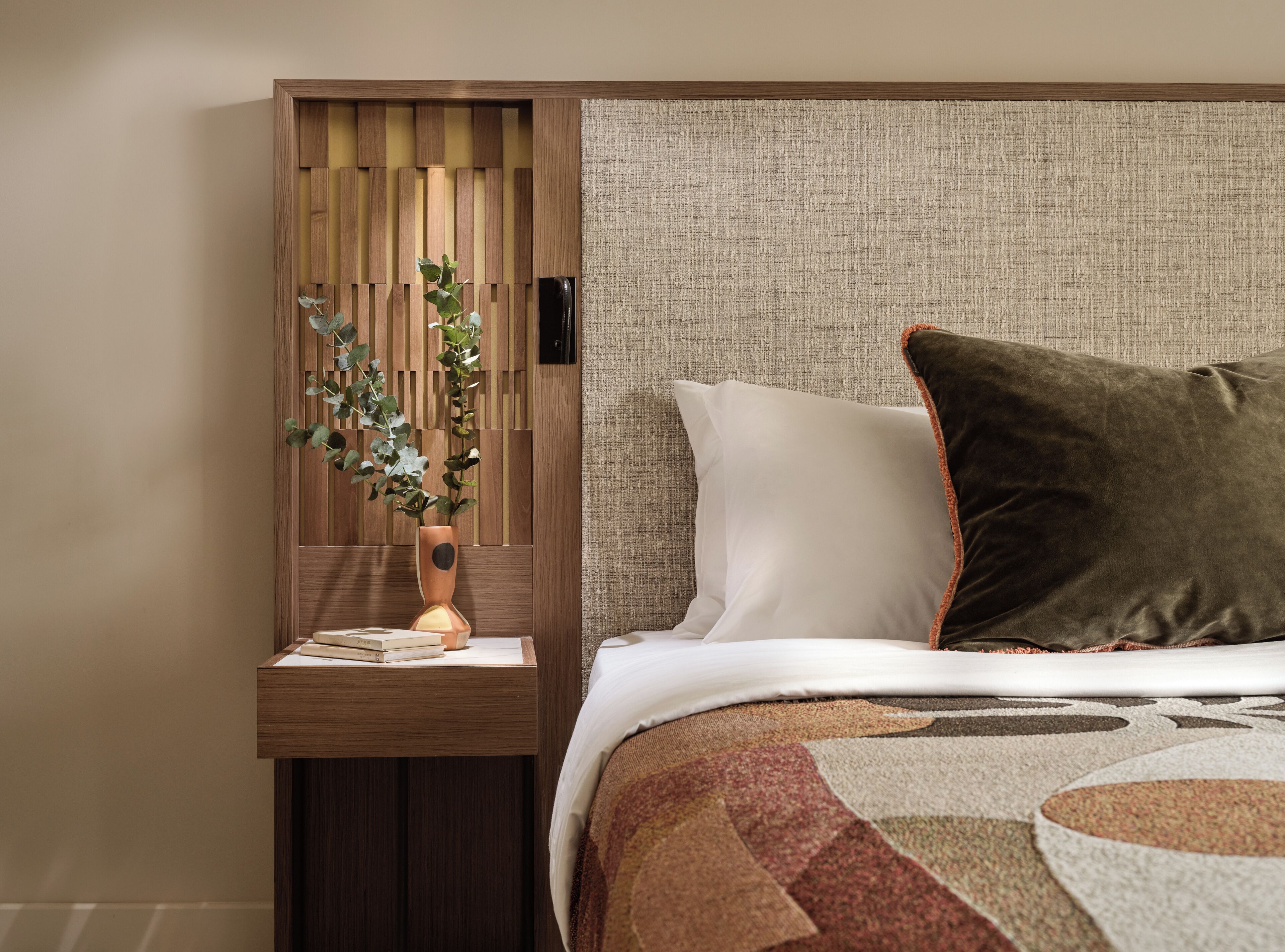 Hochwertige Bettwaren, Minibar, Zimmersafe, individuell dekoriert