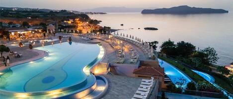 Alberca al aire libre por temporada y sombrillas en la alberca