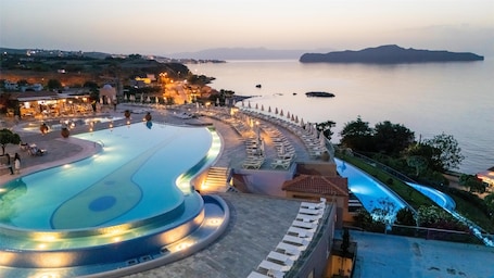 Außenpool (je nach Saison geöffnet), Sonnenschirme, Liegestühle. Leptos Panorama Hotel