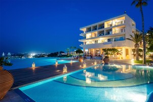 Seasonal outdoor pool, pool umbrellas, sun loungers