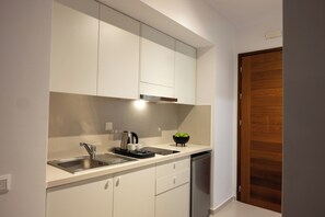 Estúdio standard | Cozinha americana privada | Cafeteira/chaleira, chaleira elétrica, mesas de jantar