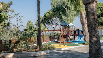 Área de juegos infantiles al aire libre