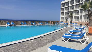 Una piscina techada, 3 piscinas al aire libre, sombrillas
