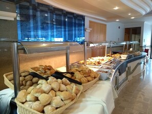 Päivittäinen buffetaamiainen (12.5 EUR per henkilö)