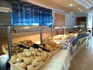 Päivittäinen buffetaamiainen (12.5 EUR per henkilö)