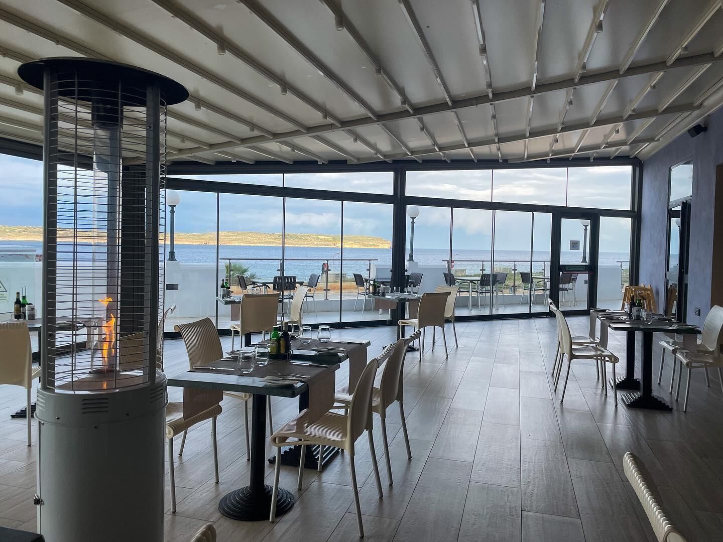 2 restaurantes, se sirven desayunos, comidas, cenas y cocina local