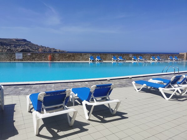 Piscine couverte, 3 piscines extérieures, parasols de plage