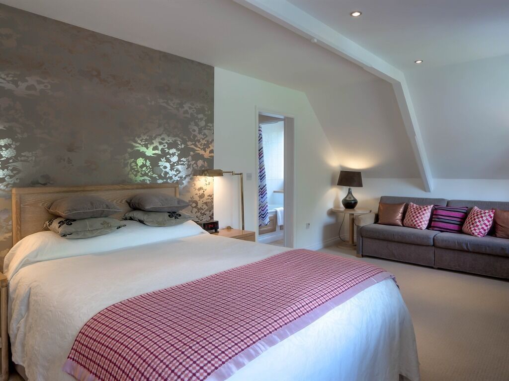 Sviitti, kylpyhuone makuuhuoneen yhteydessä