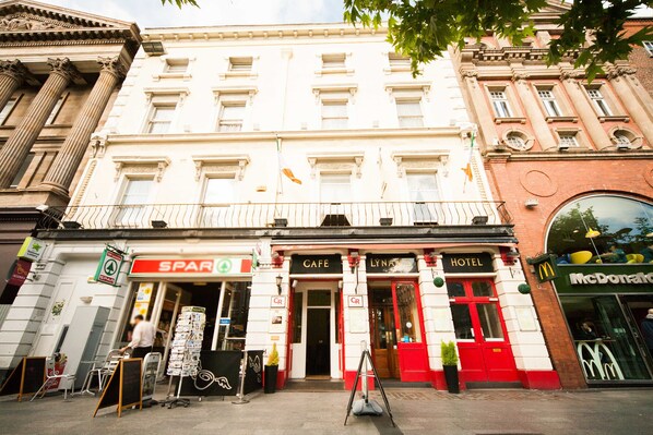 Vista frontal de la propiedad