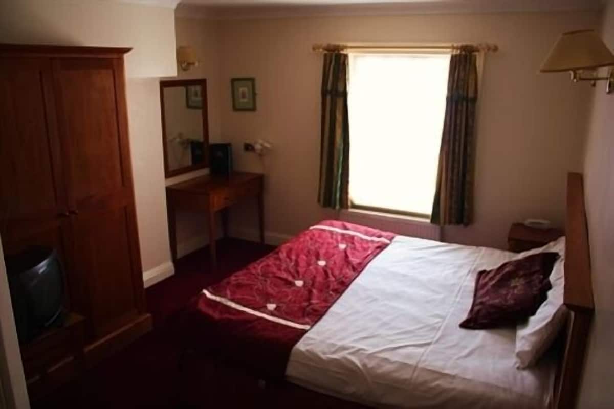 Standard Double or Twin Room | In-room safe, desk, iron/ironing board (on request), cribs/infant beds