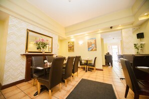 Frokost, lunsj og middag serveres