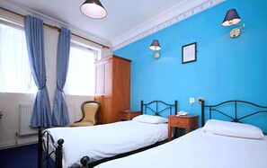 Habitación estándar | Caja de seguridad en la habitación y escritorio 